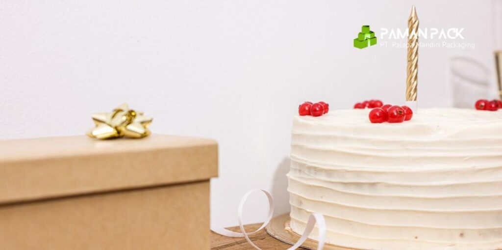 kue ulang tahun dan kardus