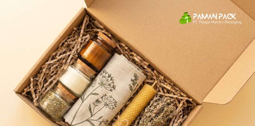 Penataan produk yang presisi di dalam kotak hampers