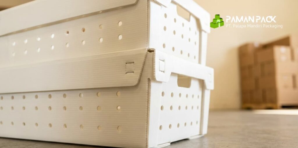 Box sayur plastik ditumpuk menunjukkan desain stackable dan ventilasi