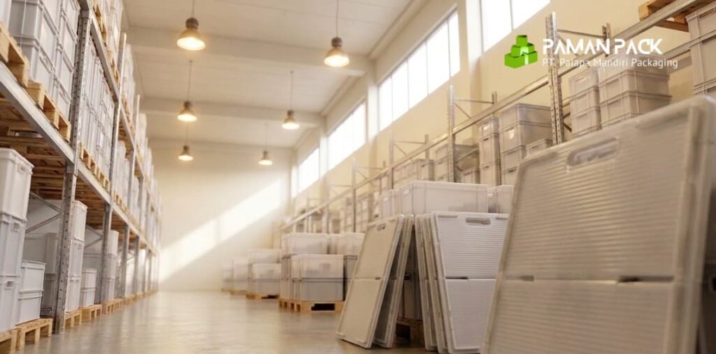PP box foldable disusun di rak gudang logistik untuk kebutuhan ekspor