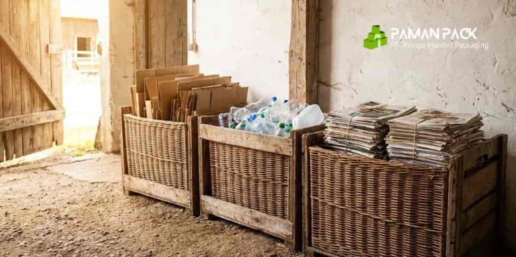 tumpukan kardus dan botol plastik siap daur ulang